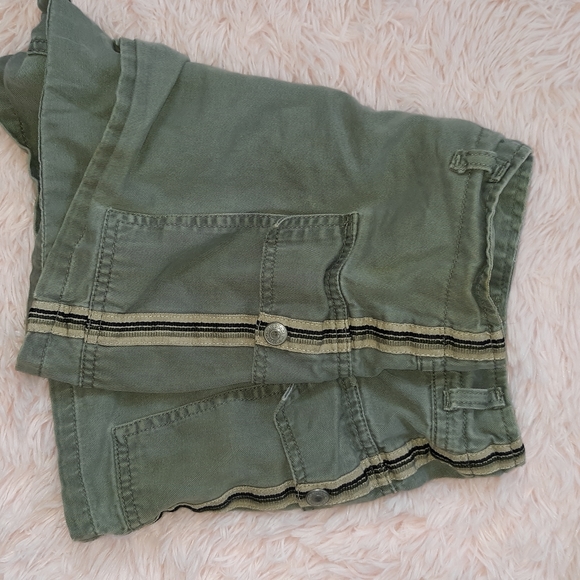 Included as freebie for loyal customer! 90s Jordache cargo mini shorts - Picture 3 of 9